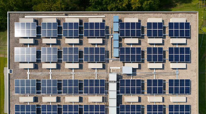Tiha kriza ravnih streh v dobi množične namestitve fotovoltaike Tiha kriza ravnih streh v dobi množične namestitve fotovoltaike